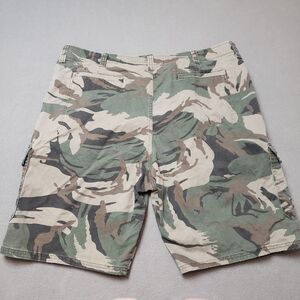 WRANGLER  Camo Cargo Shorts AUTHENTICS ▪︎ Camo Cargo Shorts▪︎ Pockets ▪︎ Size 42